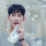 1. Kim Soo Hyun Robek Plastik